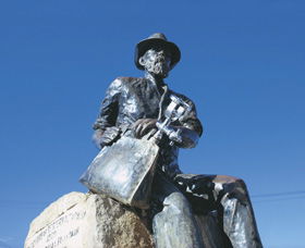 Paddy Hannans Statue - Attractions Perth 0