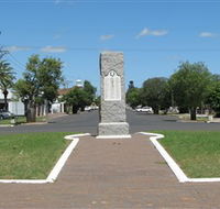 War Memorial and Heroes Avenue Roma - Attractions Perth