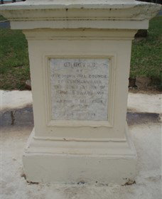 The Coronation Lamp Memorial - Attractions Perth 1