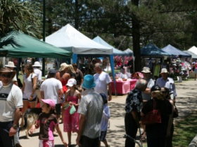 Broadbeach Art And Craft Markets - Attractions Perth 3
