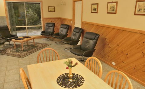 Riverside Retreat - Attractions Perth 1