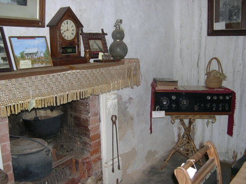 Early Settlers Cottage (Solly's Hut) - Attractions Perth 1