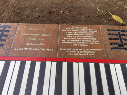 Piano Park Bench, Moonta - Attractions Perth 1
