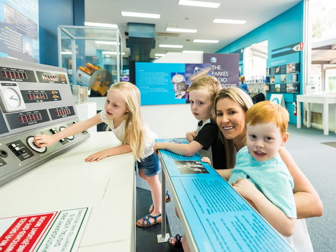 CSIRO Parkes Radio Telescope Visitor Centre - Attractions Perth 1