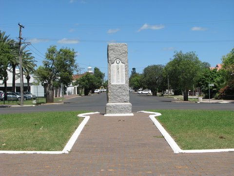 War Memorial And Heroes Avenue, Roma - Attractions Perth 0