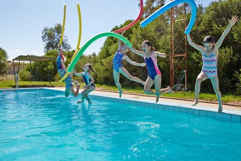 Oaklands War Memorial Swimming Pool - Attractions Perth 0